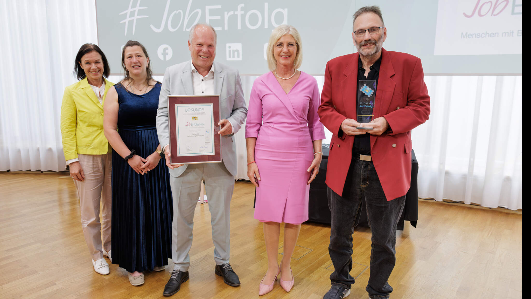 HR Manager Maud Leichtle, Inclusion Officer Annekatrin Rülke, General Manager DACHSER Memmingen Thomas Henkel, Ministra de Estado da Baviera para Família, Trabalho e Assuntos Sociais Ulrike Scharf e representative for severely disabled persons Rainer Hupe (à direita) na cerimônia de premiação "JobErfolg 2024". Copyright: StMAS / Nötel